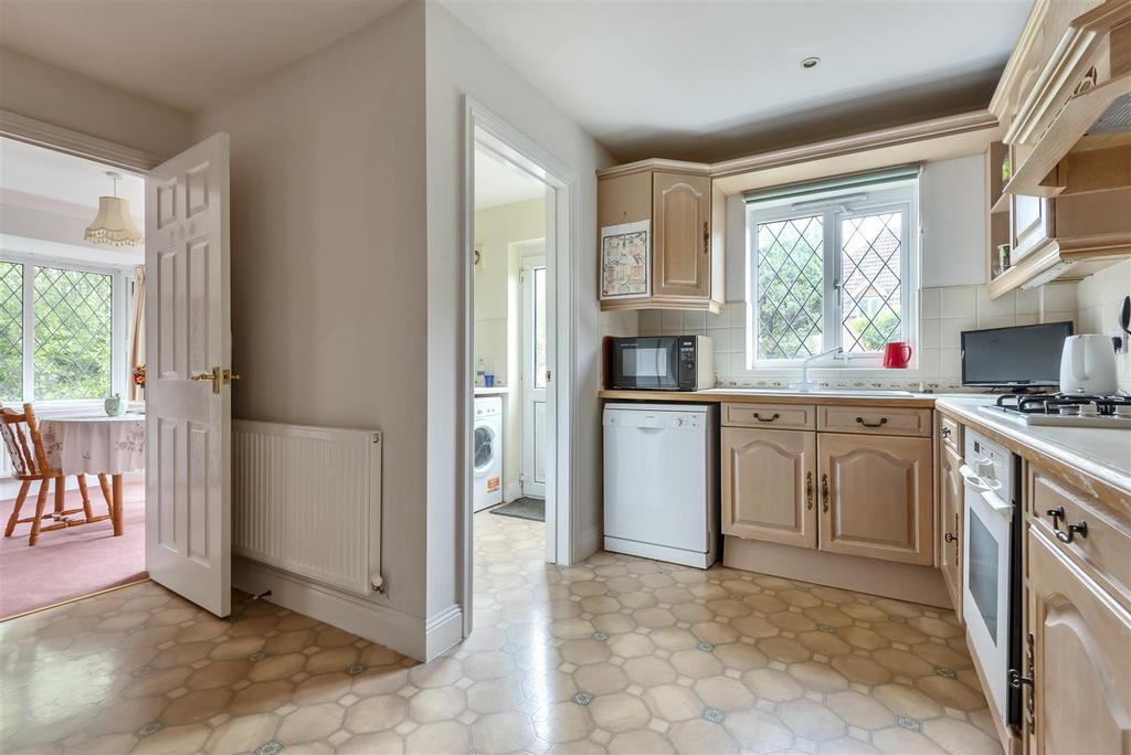 Marden Way, Petersfield 3 bed detached house £600,000