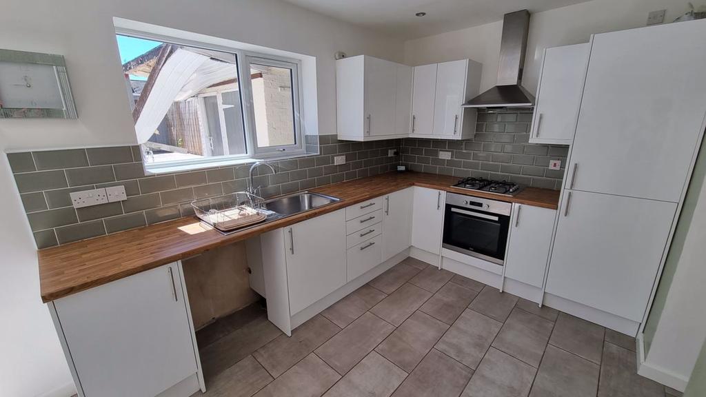 Eagle Close, Rowley Regis 3 bed terraced house £850 pcm (£196 pw)