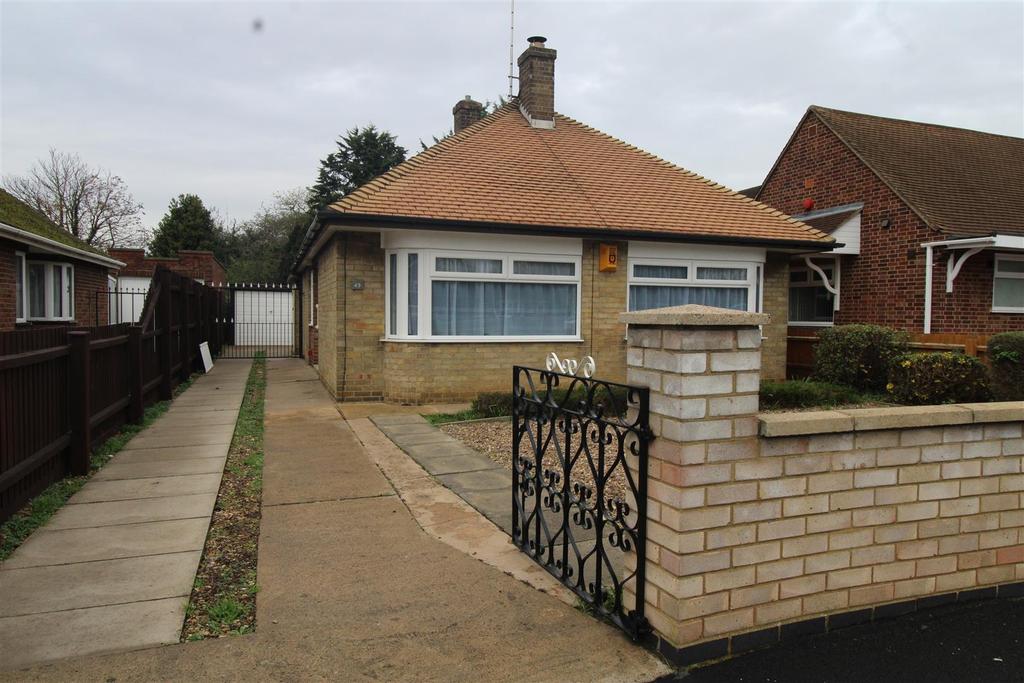 Francis Gardens, Peterborough 2 bed detached bungalow £950 pcm (£219 pw)