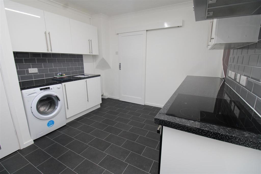 Francis Gardens, Peterborough 2 bed detached bungalow £950 pcm (£219 pw)