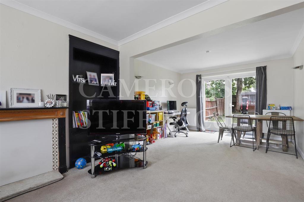 Crediton Road, Queens Park, NW10 4 bed semidetached house £3,100 pcm