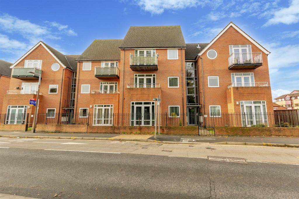 Brook Chase Mews, Beeston, Nottingham 2 bed flat £190,000