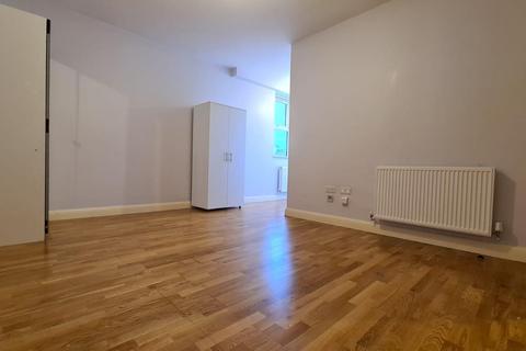 2 bedroom flat to rent - Claremont House, Molesey Road, Hersham, Walton-On-Thames
