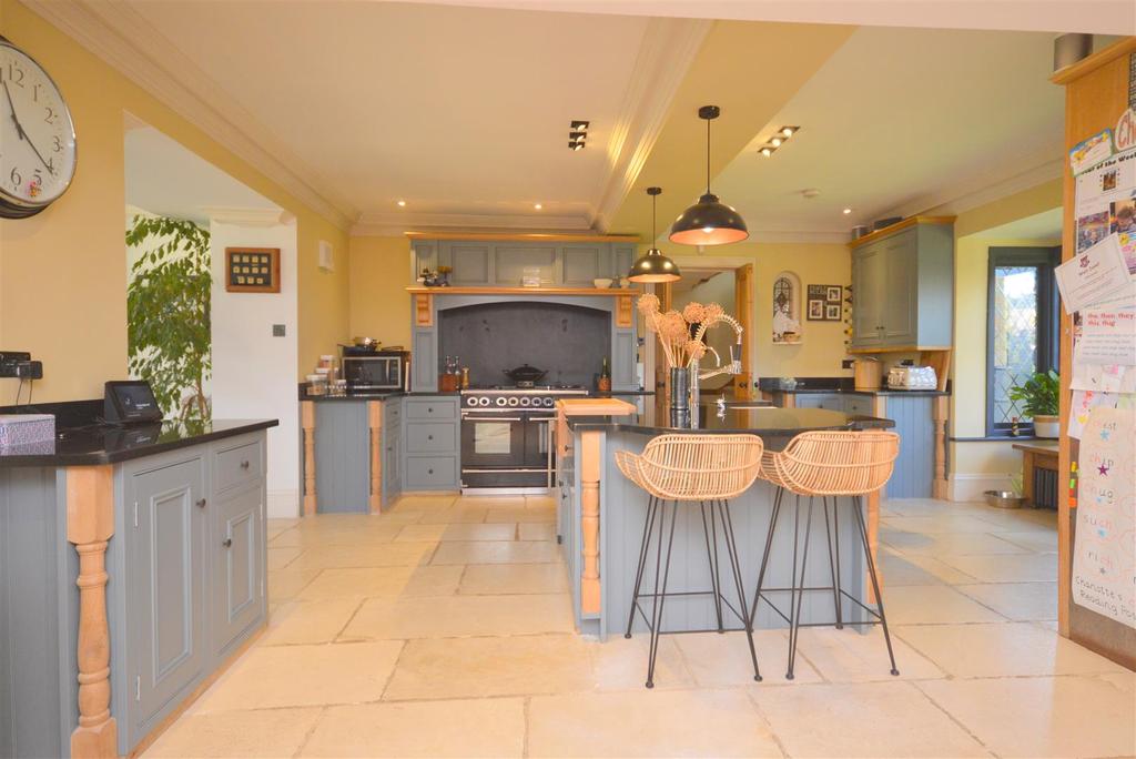 Garden Walk, Coulsdon 5 bed detached house £4,000 pcm (£923 pw)