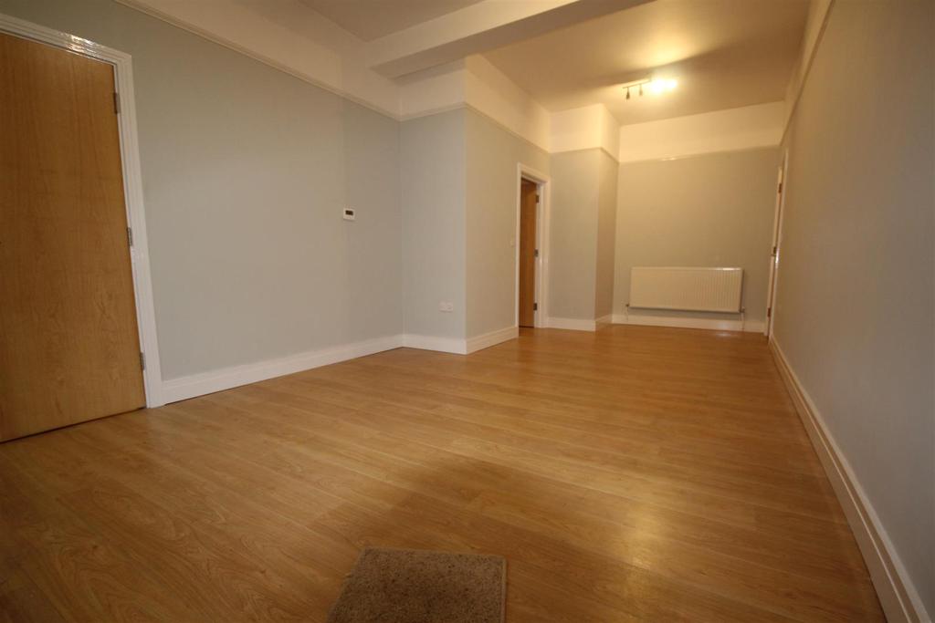 UCKFIELD 1 bed flat £825 pcm (£190 pw)
