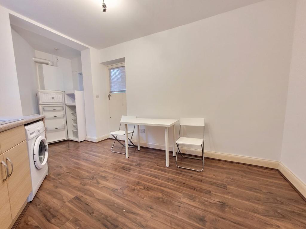 Golders Green Road, London NW11 1 bed flat £1,350 pcm (£312 pw)
