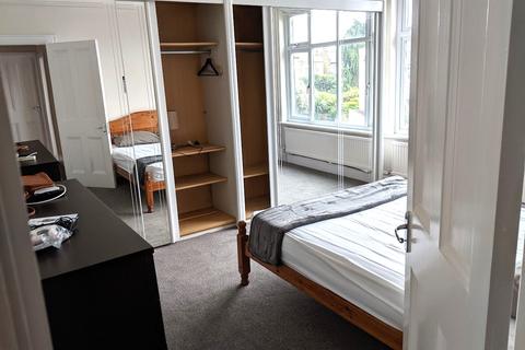 14 Gunnersbury Lane, London, W3 8EB