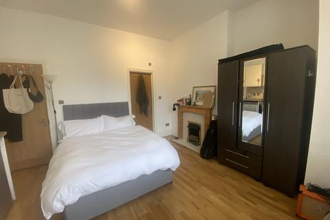 Studio to rent, Sumatra Road Room 1 London NW6 1PL