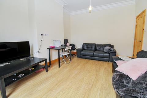 6 bedroom terraced house to rent, BILLS INCLUDED - Brudenell Mount, Hyde Park, Leeds, LS6