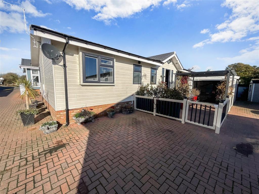 Waterfront, Battlesbridge, Wickford, Essex 2 bed park home for sale £