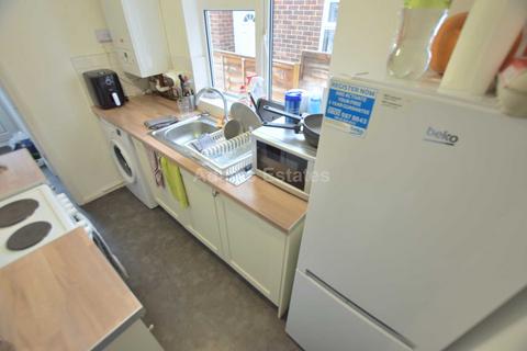 3 bedroom terraced house to rent, Blenheim Gardens, Reading