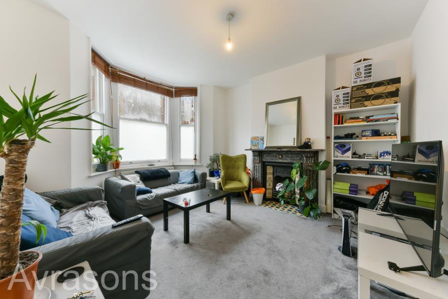 HANDFORTH ROAD, OVAL 3 bed flat £2,899 pcm (£669 pw)