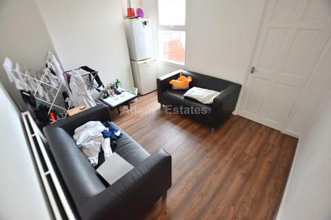 3 bedroom terraced house to rent, Blenheim Gardens, Reading