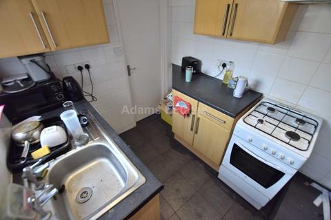 3 bedroom terraced house to rent, Blenheim Gardens, Reading