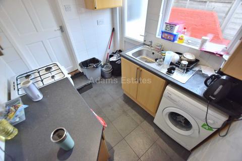 3 bedroom terraced house to rent, Blenheim Gardens, Reading