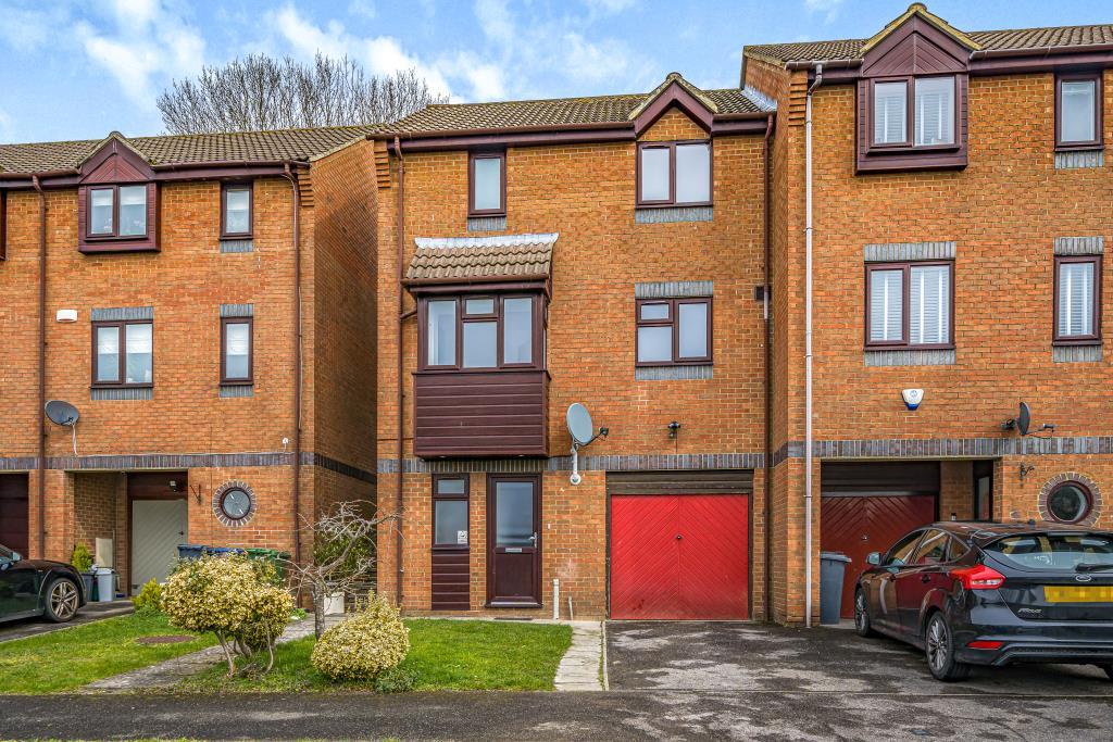 Garratts Way, High HP13 3 bed end of terrace house £1,600