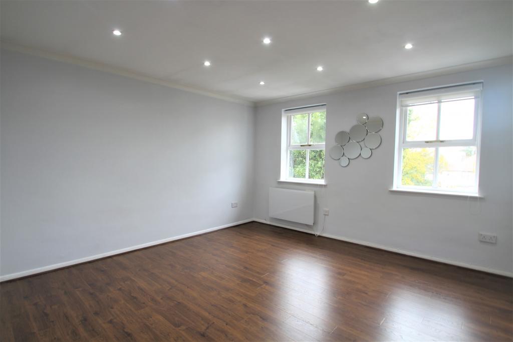 Queens Road, Buckhurst Hill 2 bed flat £1,400 pcm (£323 pw)