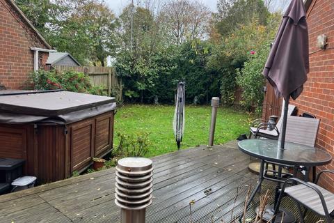 27 Ashton Close, Daventry, NN11 9YW