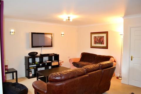 3 bedroom end of terrace house to rent, Hadfield Close, Victoria Park, M14