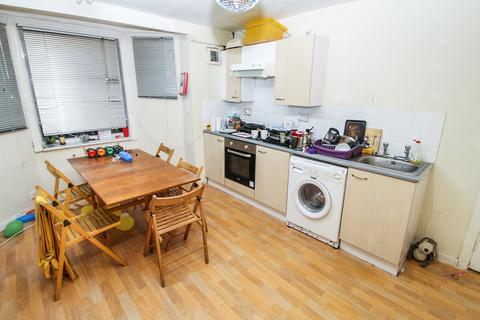 6 bedroom terraced house to rent, BILLS INCLUDED - Ebberston Terrace, Hyde Park, Leeds, LS6