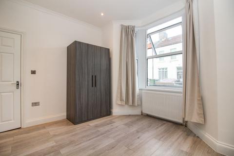 1 bedroom in a house share to rent - Room 2, Middle Road, Plaistow E13