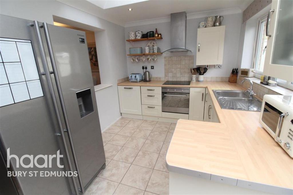 Raynham Road, Bury St Edmunds 3 bed semidetached house £1,350 pcm (£