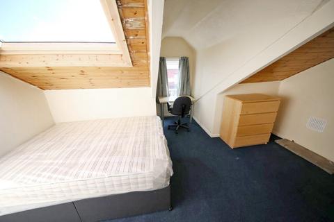 5 bedroom terraced house to rent, BILLS INCLUDED , Brudenell Mount, Hyde Park, Leeds, LS6