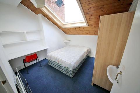 5 bedroom terraced house to rent, BILLS INCLUDED , Brudenell Mount, Hyde Park, Leeds, LS6