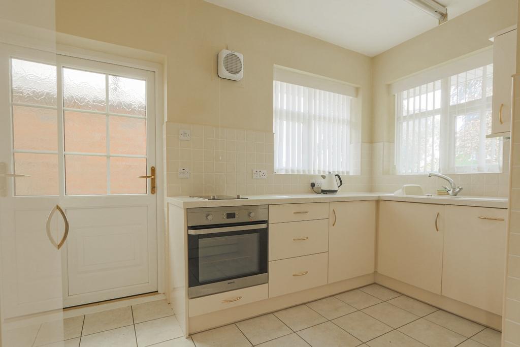 St. Margarets Avenue, Cottingham, HU16 5NB 2 bed detached bungalow £