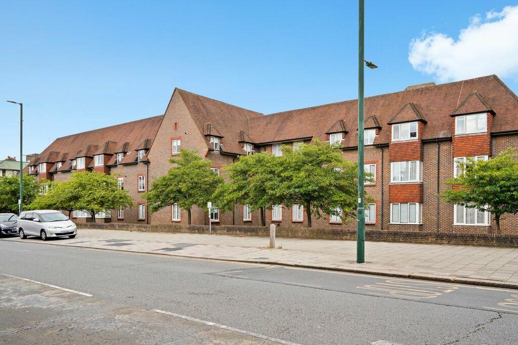 RETIREMENT COURT, 850 FINCHLEY ROAD, LONDON, NW11 2 bed flat £1,450