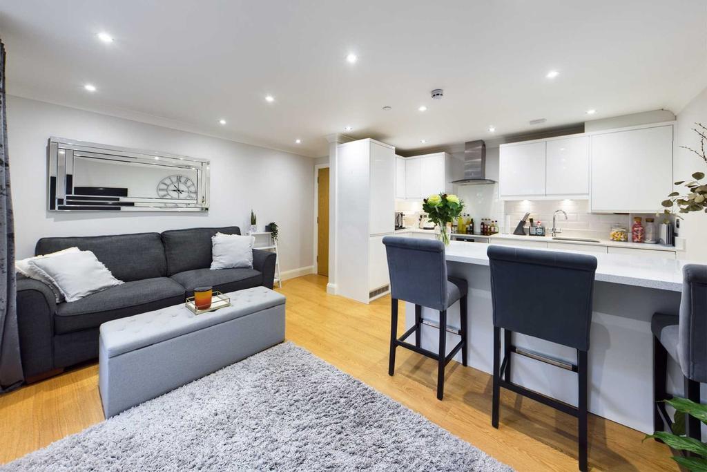 Turners Hill, Hemel Hempstead 2 bed apartment £285,000