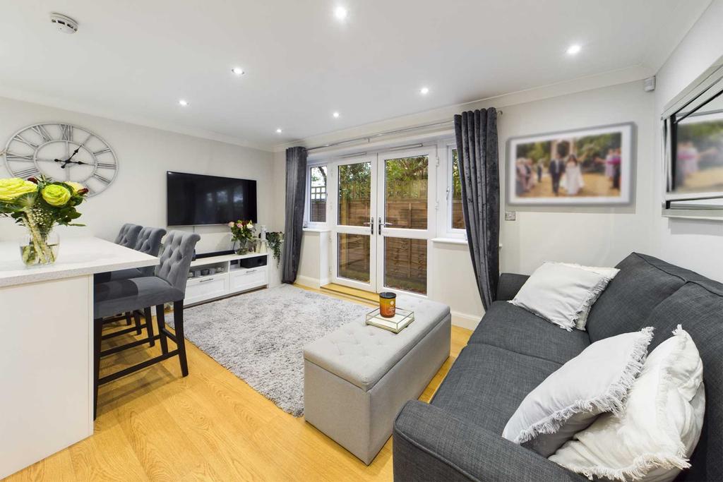Turners Hill, Hemel Hempstead 2 bed apartment £285,000