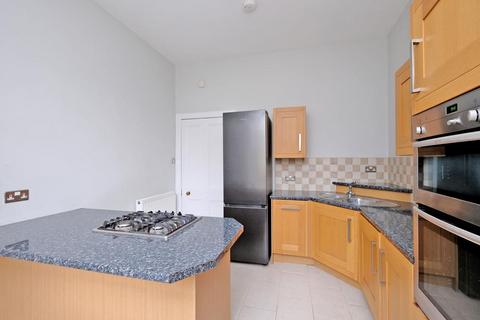 3 bedroom flat to rent, Crimon Place, First Floor, AB10