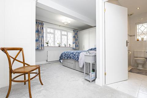 4 bedroom detached house to rent - Brancepeth Gardens, Buckhurst Hill, IG9