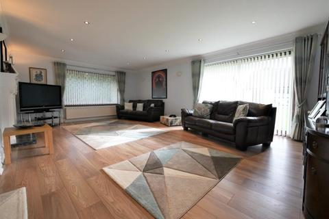 5 bedroom detached house for sale - Lauds Close, High Road