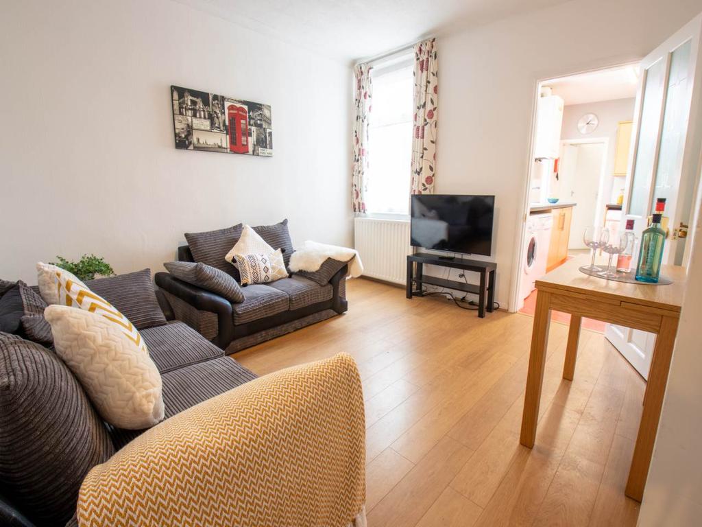 Trinity Road, Gillingham, Kent 4 bed house £446 pcm (£103 pw)