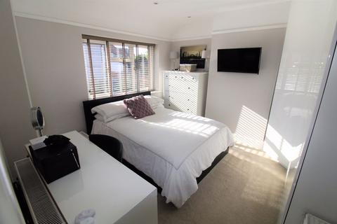 142 Winkworth Road, Banstead, SM7 2QR