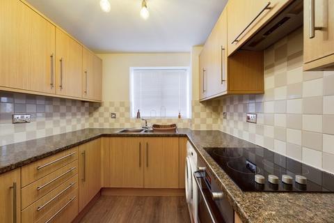 2 bedroom apartment to rent, Danbury Crescent, South Ockendon