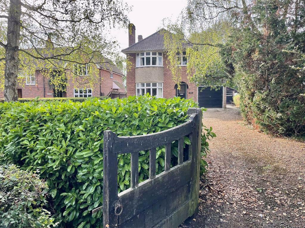 Victoria Hill, Eye 3 bed detached house £250,000