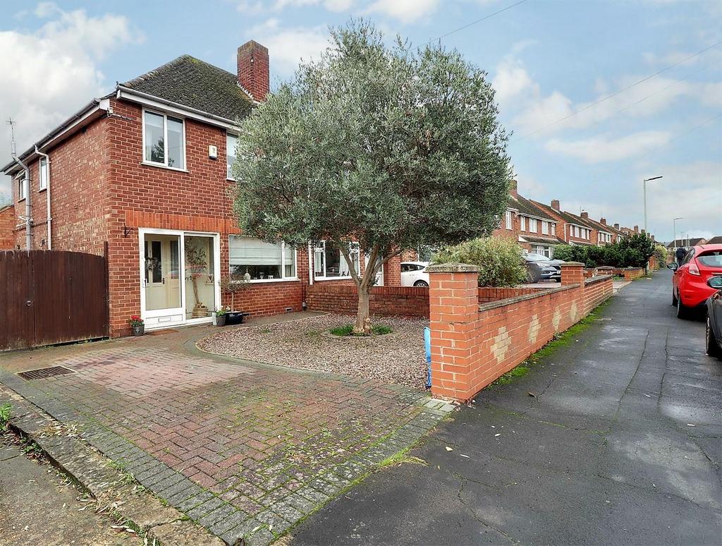 Lynton Road, Hucclecote, Gloucester 3 bed semidetached house £330,000
