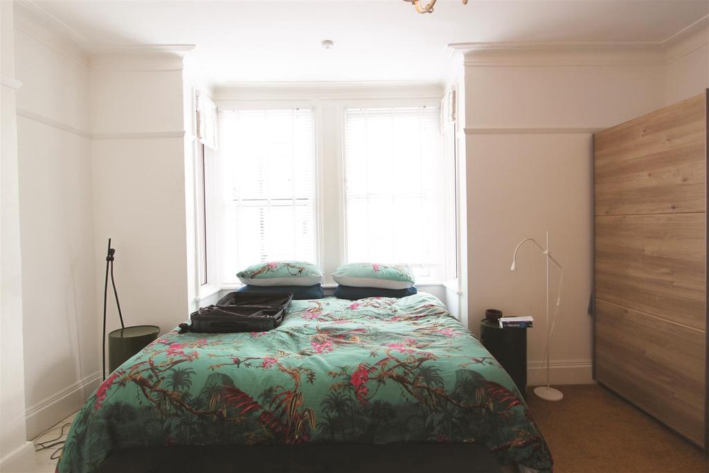 Front bedroom - 3.jpg