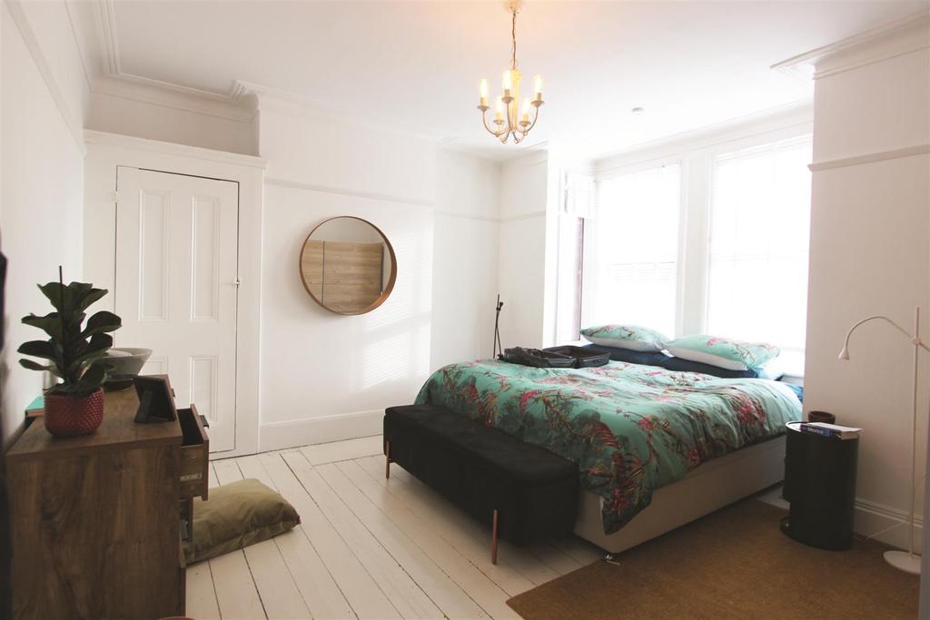 Front bedroom - 1.jpg