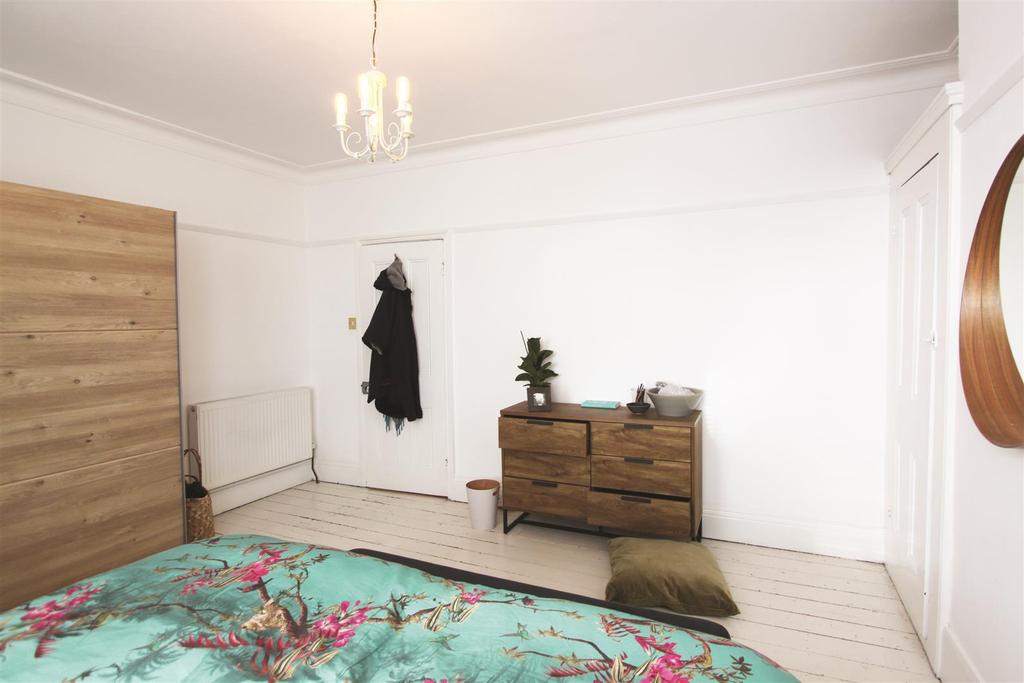 Front bedroom - 2.jpg