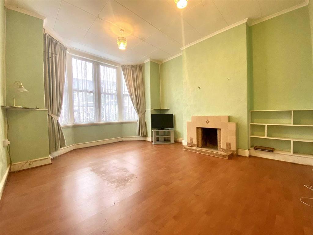 Kingsland Crescent, Barry 3 bed terraced house £182,000