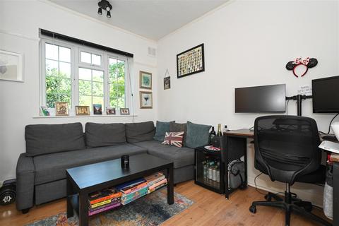 2 bedroom flat for sale - Church Street, Walton-On-Thames