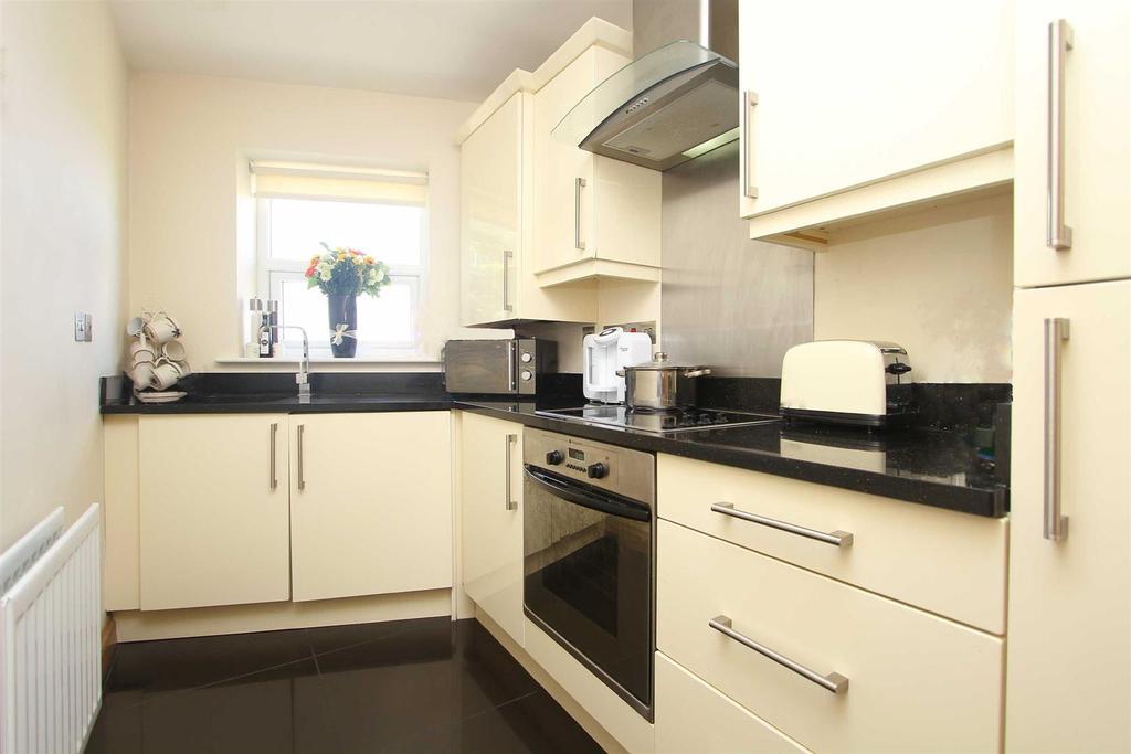 Lovaine Avenue, Whitley Bay 2 bed flat £725 pcm (£167 pw)