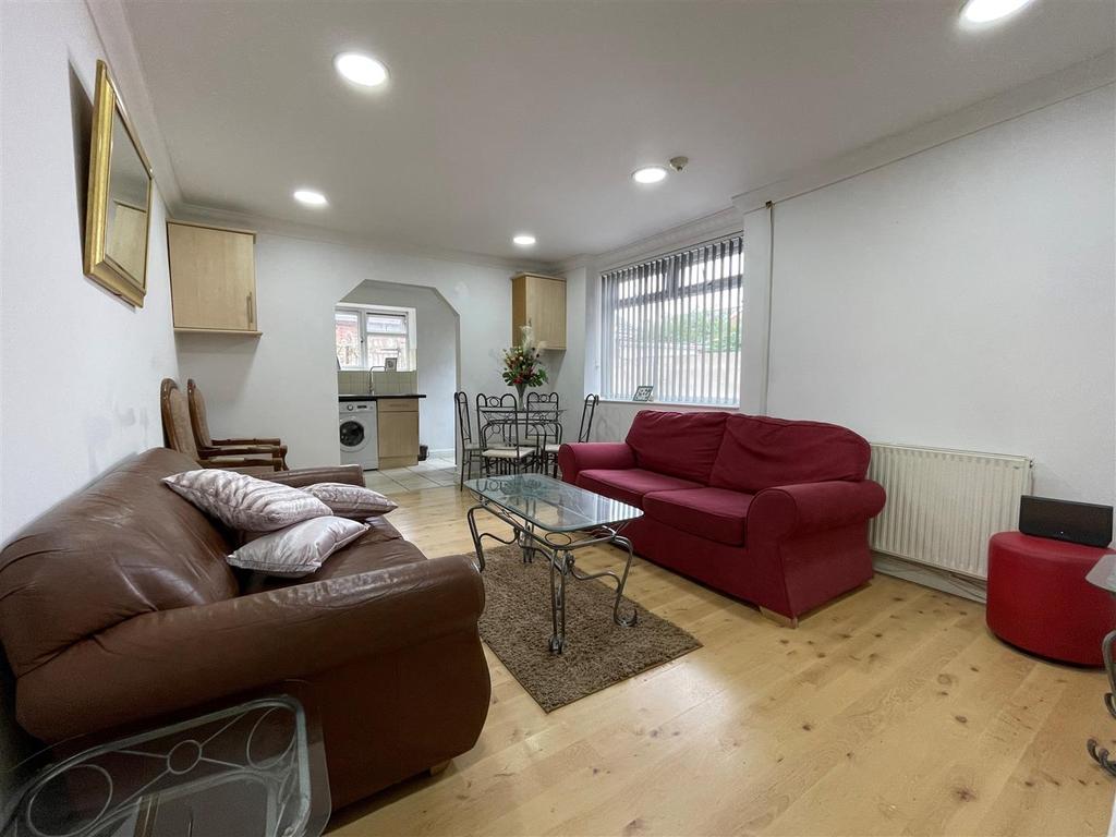Stacey Road, Cardiff 2 bed flat £825 pcm (£190 pw)
