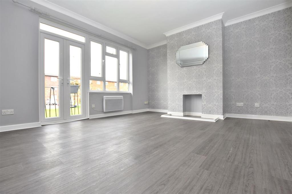 Rayleigh House, Shirley Road, Abbots Langley 2 bed flat £300,000