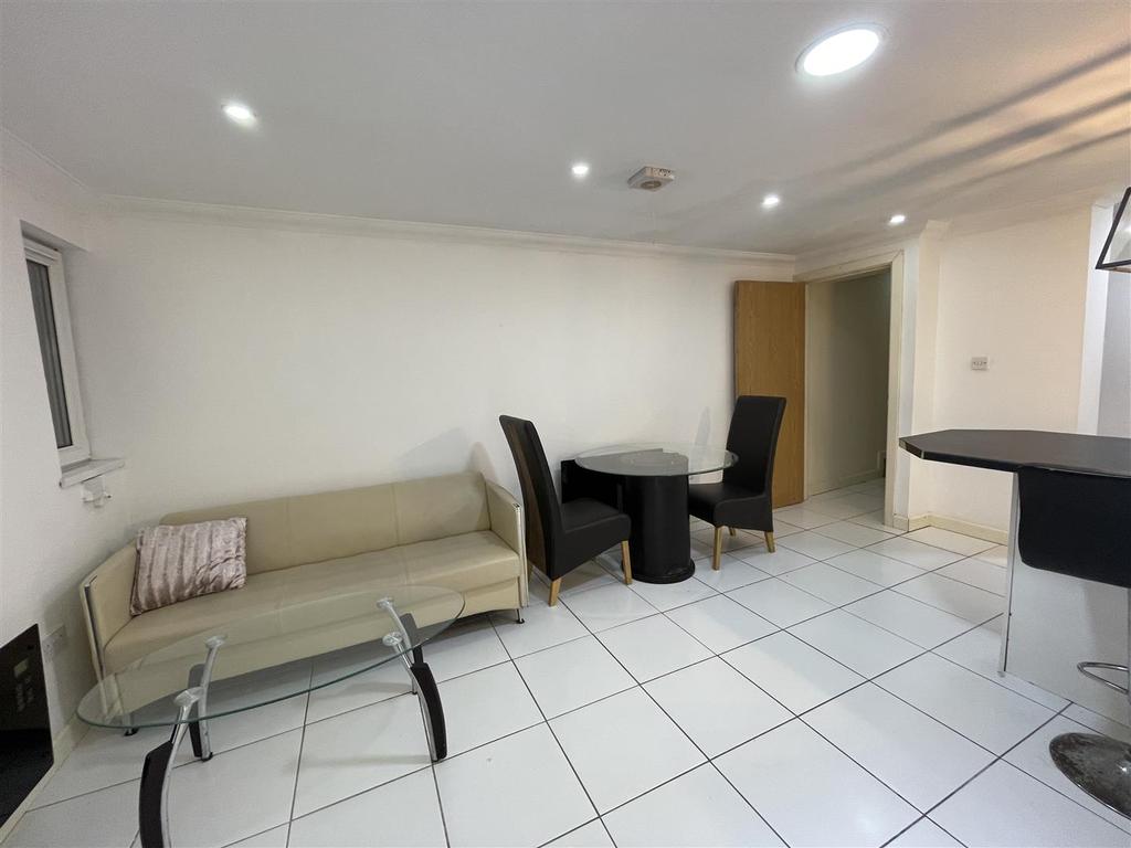Richmond Road, Cardiff 1 bed flat £850 pcm (£196 pw)