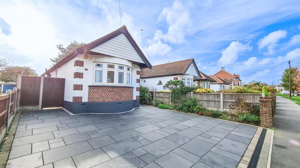 Highlands Boulevard, LeighOnSea 2 bed semidetached bungalow £450,000